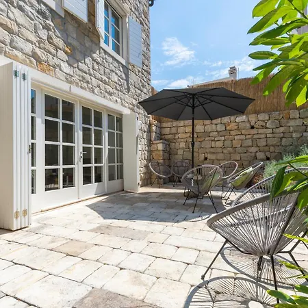 Дом отдыха Stunning Home In Split With Outdoor Swimming Pool