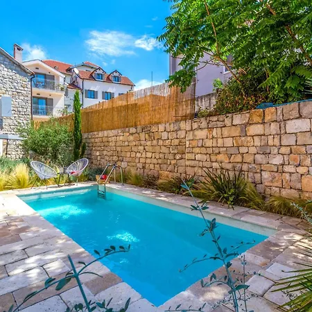 Дом отдыха Stunning Home In Split With Outdoor Swimming Pool *